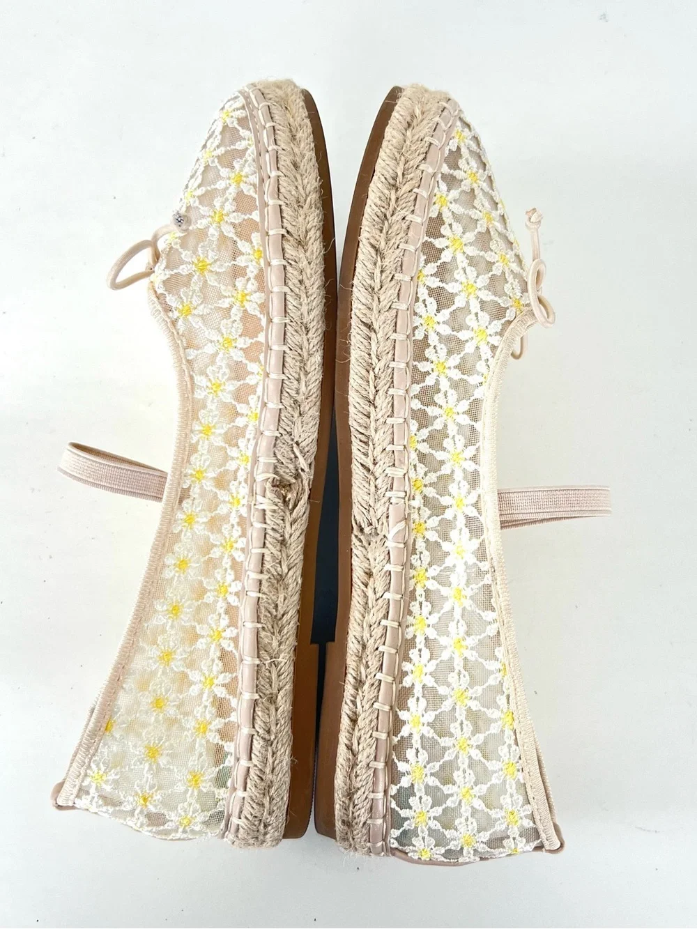 MADDEN GIRL Daisies Floral White Yellow Lace Slip On Flats Espadrilles Sz 8